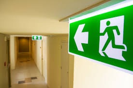 Znak wyjścia ewakuacyjnego z podświetleniem